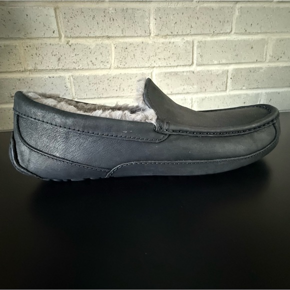 NEW UGG Men's Ascot Black Leather Slip-On Loafers - Picture 1 of 6
